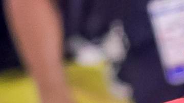 El joven Jaren (C) celebra junto a Shaquille O'Neal y Kenny Smith luego de concretar la cesta del concurso.