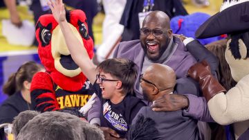 El joven Jaren (C) celebra junto a Shaquille O'Neal y Kenny Smith luego de concretar la cesta del concurso.