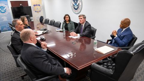 El encuentro entre Adams y Homan duró una hora y media en la sede de ICE en Manhattan.