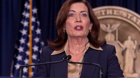 La gobernadora de Nueva York, Kathy Hochul, habla durante una conferencia de prensa en la oficina del gobernador en Nueva York, Nueva York, EE.UU., el 20 de febrero de 2025.