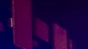 Agentes de policía en el lugar donde un avión se estrelló por el centro comercial Roosevelt en Philadelphia.