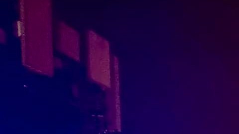 Agentes de policía en el lugar donde un avión se estrelló por el centro comercial Roosevelt en Philadelphia.