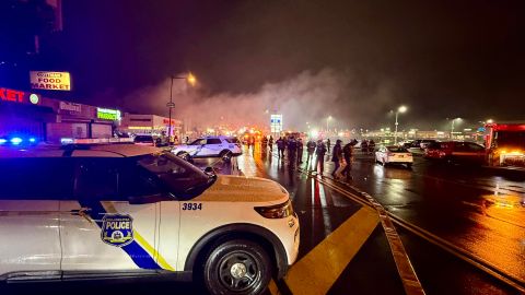 Agentes de policía en el lugar donde un avión se estrelló por el centro comercial Roosevelt en Philadelphia.