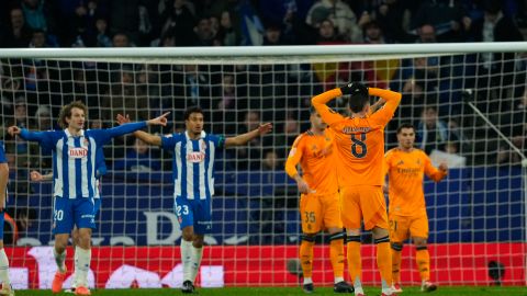 Jugadores del Real Madrid se lamentan tras derrota ante Espanyol.