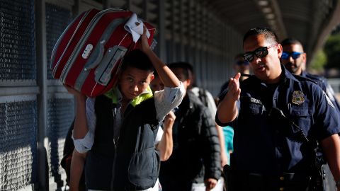 La demanda denuncia discriminación, maltrato, abusos y coacción a algunos migrantes para auto-deportarse a México.