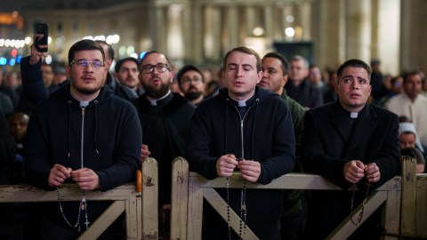 Las personas desean que el Papa Francisco se recupere pronto.