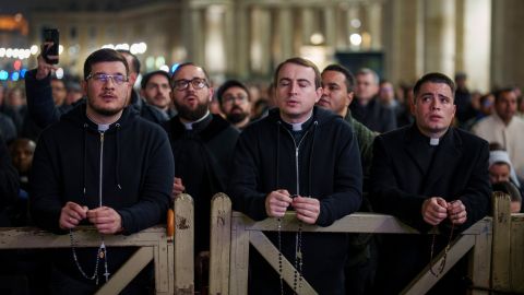 Las personas desean que el Papa Francisco se recupere pronto.