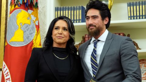 Tulsi Gabbard estuvo acompañada de su esposo Abraham Williams en la ceremonia de juramento.