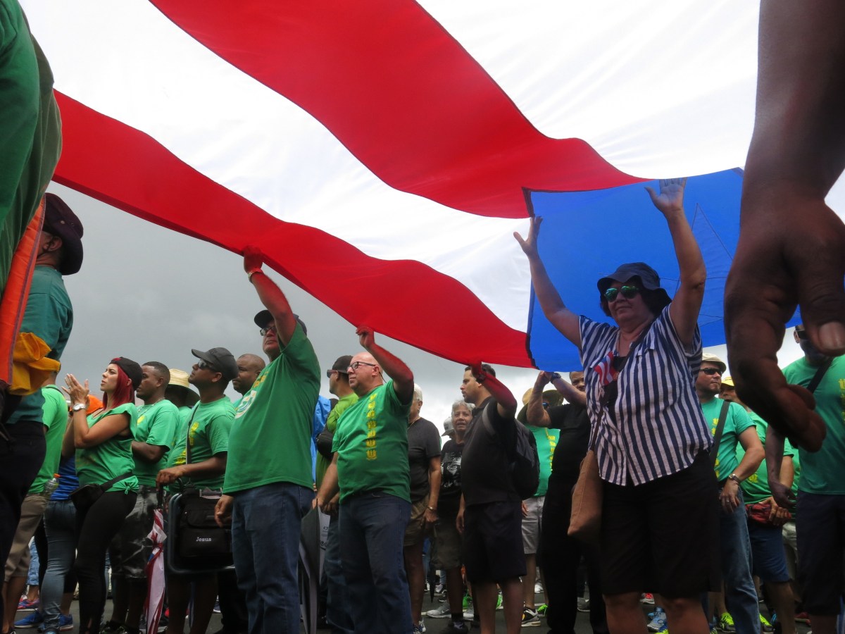 1 de mayo en Puerto Rico: miles protestan contra los recortes de la Junta y los apagones de LUMA