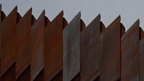 El muro fronterizo por San Ysidro, California
