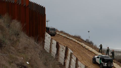 El muro fronterizo por San Ysidro, California