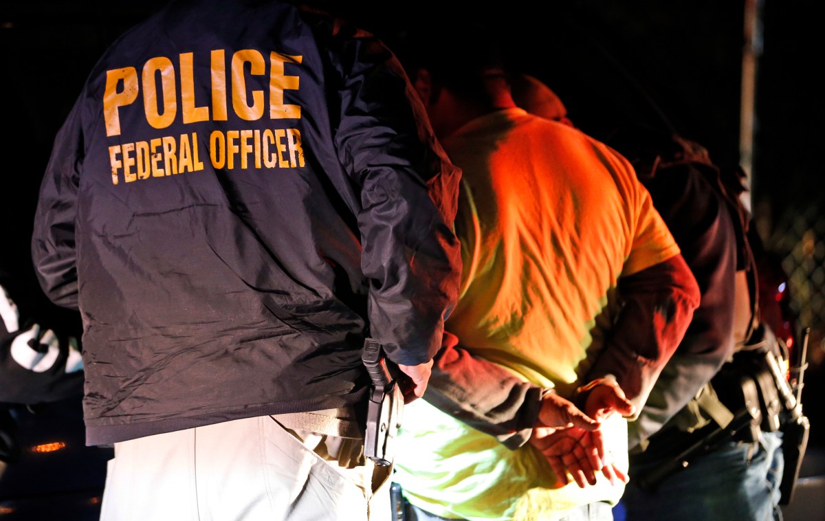 (VIDEOS) Operativo de ICE en Massachusetts acaba en trifulca: residentes reclamaban orden judicial