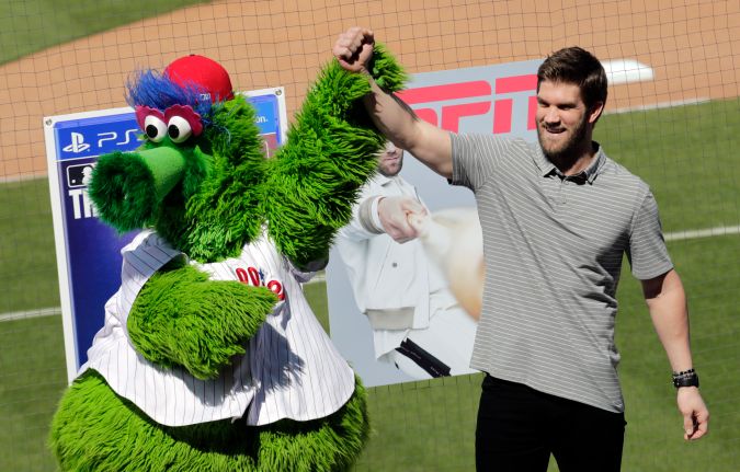 Bryce Harper y Phanatic en 2019 cuando el jugador firmó con los Phillies.