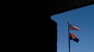 Foto referencial de las banderas de Estados Unidos y de Arizona.