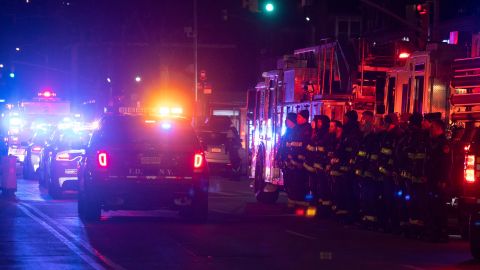 Unos 106 bomberos y personal de servicios médicos de urgencia respondieron al siniestro, que inició en el sótano de la casa.