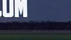 Alex Cora (R) felicita a Rafael Devers (L) tras jonrón de tres carreras frente a Atlanta Braves.