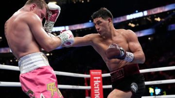 Dmitry Bivol brinda consejos a Terence Crawford para derrotar al Canelo.