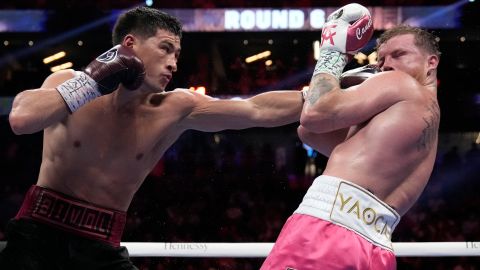 Dmitry Bivol contra Canelo Álvarez en 2022.