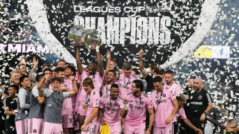 Inter Miami alza el trofeo de campeón de la Leagues Cup en 2023.