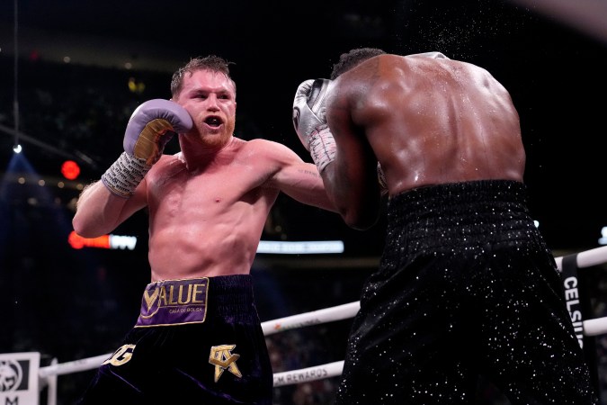 Canelo Álvarez podría enfrentar a Terence Crawford en septiembre.