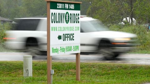 Un vehículo pasa por el letrero de la oficina de Colony Ridge el martes 3 de octubre de 2023 en Cleveland, Texas.