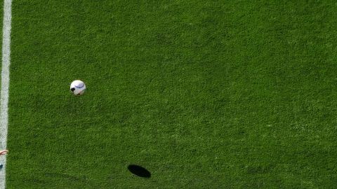 Jugador propina brutal puñetazo que noqueó a su rival en el fútbol de Uruguay