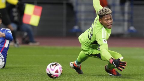 Zion Suzuki salva su valla durante un encuentro ante Corea del Norte.