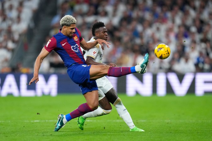 FC Barcelona y Real Madrid en El Clásico de España.