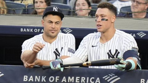 Giancarlo Stanton (L) y Aaron Judge (R) durante un juego de Yankees ante Mariners.