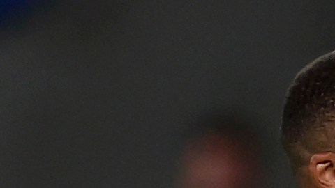 Carlo Ancelotti y Kylian Mbappé se dan la mano posterior al duelo de Champions League frente a Manchester City.