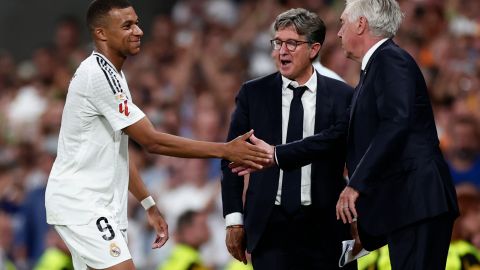 Carlo Ancelotti y Kylian Mbappé se dan la mano posterior al duelo de Champions League frente a Manchester City.