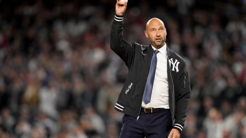 Derek Jeter realiza el lanzamiento inicial de la Serie Mundial 2024.