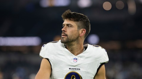 Justin Tucker durante un encuentro ante Los Angeles Chargers.