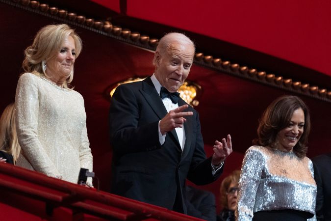 Joe Biden, con la primera dama Jill Biden, y Kamala Harris, hacen un gesto durante la 47.ª edición de los Kennedy Center Honors en el Centro John F. Kennedy para las Artes Escénicas.