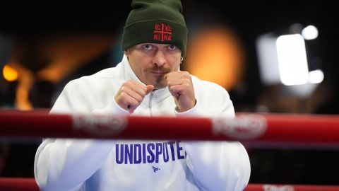 Oleksandr Usyk se prepara para colgar los guantes.