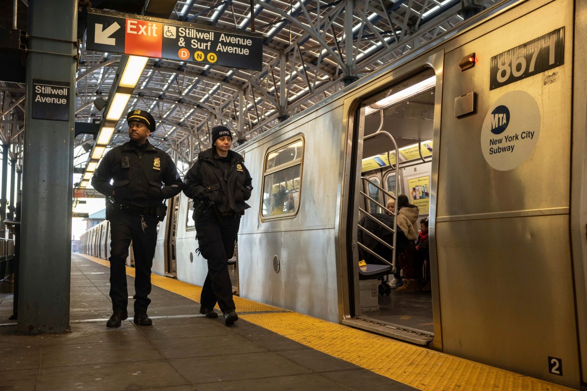 Hombre golpeado y acuchillado en un tren del metro de Queens en ataque ...