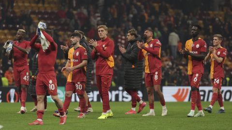 Equipo turco abandona el campo de juego tras un penal en contra pitado en el minuto 30