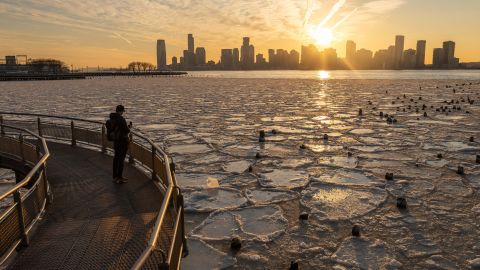 El aumento de temperaturas sigue este domingo, mientras que el clima se vuelve más templado con algo de sol y una máxima de 45° F.