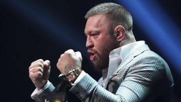 Conor McGregor desata su furia contra un aficionado y le escupe en la cara