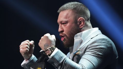 Conor McGregor desata su furia contra un aficionado y le escupe en la cara