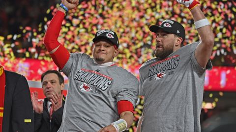 Mahomes y Kelce celebran durante el Super Bowl 2024.