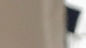 Migrantes con máscaras y grilletes en manos y pies se sientan en un avión militar en Fort Bliss, El Paso, Texas.