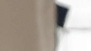 Migrantes con máscaras y grilletes en manos y pies se sientan en un avión militar en Fort Bliss, El Paso, Texas.