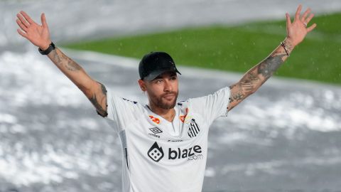 Neymar causa revuelo en Santos y crecen los socios del club.