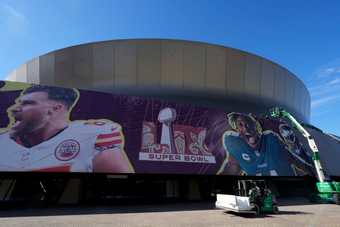 La fachada del Caesars Superdome de New Orleans ya está lista para recibir a Chiefs e Eagles en el Super Bowl 2025.
