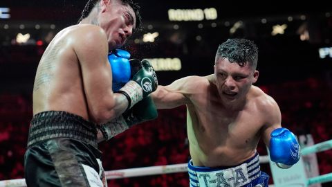 Isaac Cruz muestra su respeto por Tashiro Fierro tras su combate.