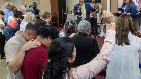 Feligreses hispanos en iglesia en Florida