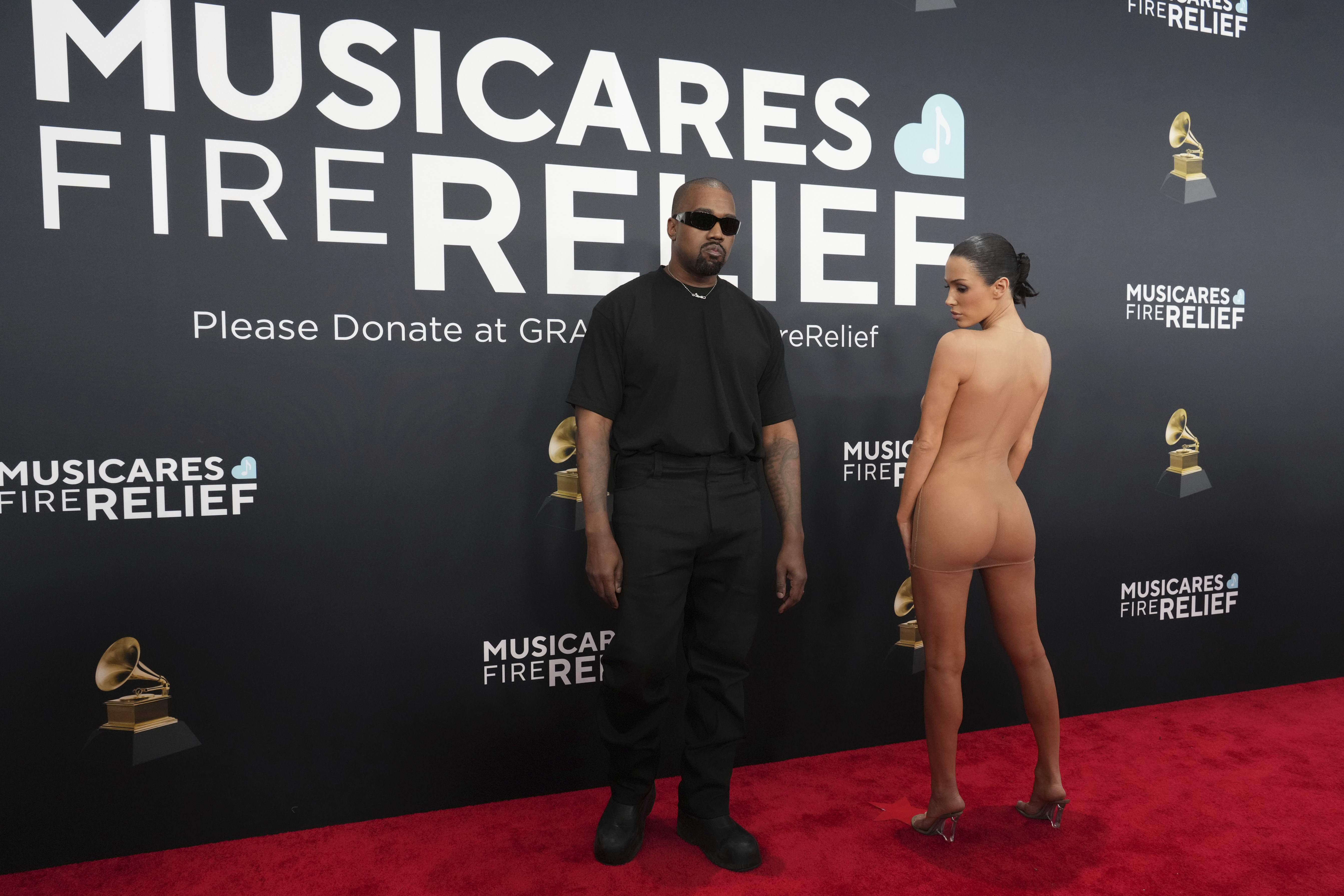 Bianca Censori y Kanye West causaron controversia en la alfombra roja de los Grammy 2025.