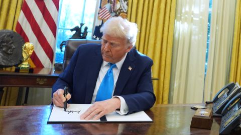 Apenas llegó a la Casa Blanca, el presidente Trump firmó varias órdenes ejecutivas sobre inmigración.