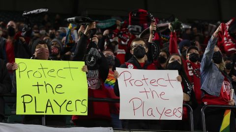 Los aficionados de la NWSL llevan protestando por varios meses exigiendo respuestas a la denuncias de las jugadoras por acoso y abuso sexual.